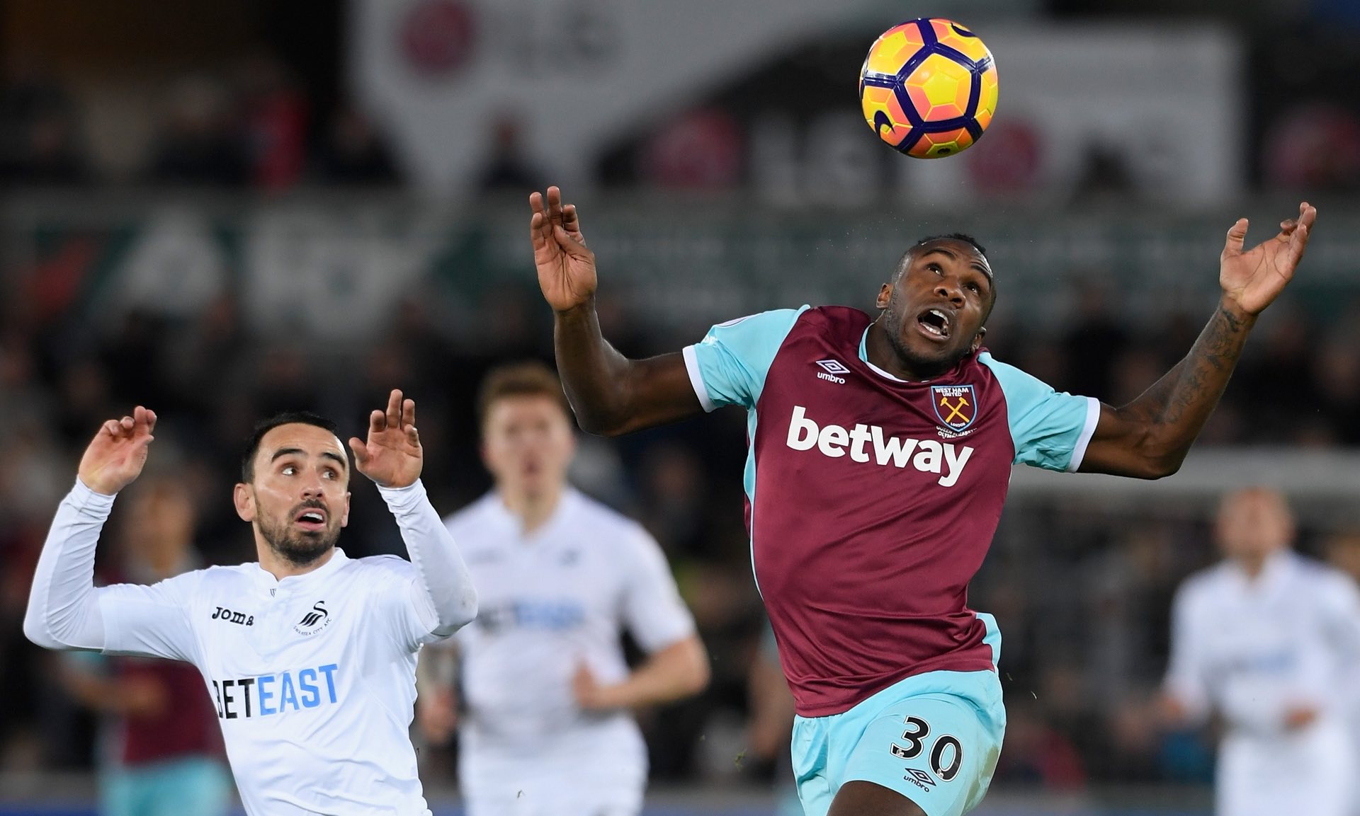 后防球员产 后防球员产